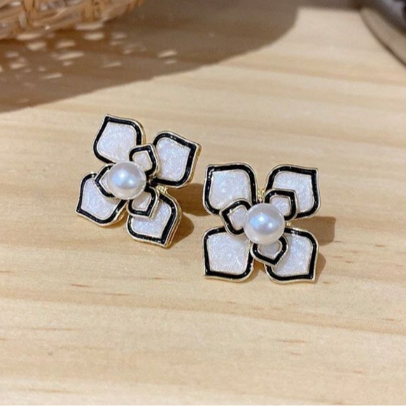 Modern Flower White and Gold Earrings with Central Pearl - Picture 6 of 10